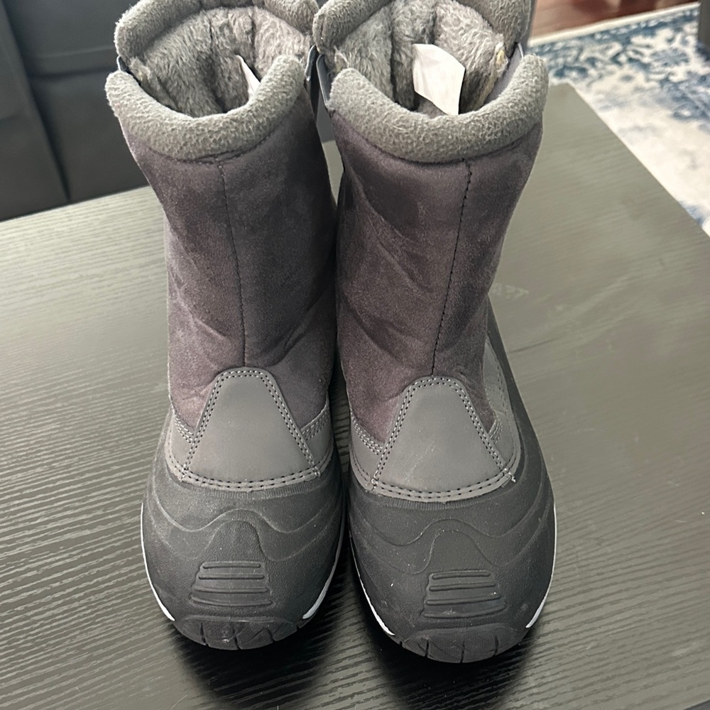 Adults SZ 8 Winter Boots in Gray